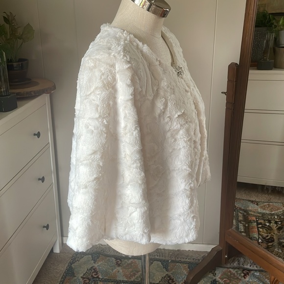 Haani Faux Fur Cape Jacket 2X Formal cropped jacket Rhinestone clasp - Picture 4 of 6